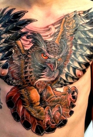 胸部伟大的猫头鹰彩色纹身图案
