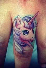 手指可爱的独角兽彩色卡通纹身图案