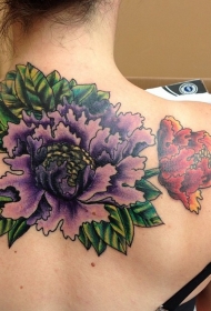 背部色彩艳丽的牡丹花纹身图案