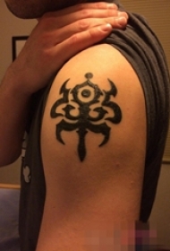 男生手臂上黑色创意图腾纹身图片