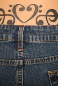 腰部黑色的心形和两个高音符号纹身图案