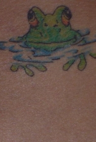 肩部彩色青蛙戏水纹身图案