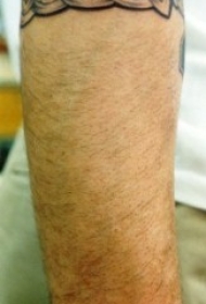 手臂凯尔特结手环纹身图案