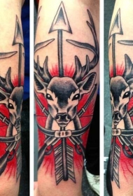 小臂彩色的鹿头和交叉步枪箭纹身图案