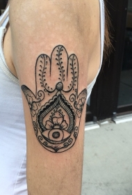 女生大臂黑色线条法蒂玛之手纹身图案