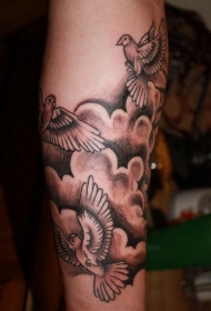 胳膊黑灰风格鸟儿和云朵纹身图案