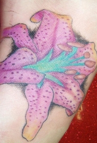 女性腿部彩色百合纹身图案