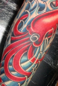 手臂卡通红色鱿鱼和蓝色海浪纹身图案