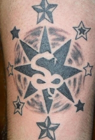 腿部黑色星符号与蛇纹身图案