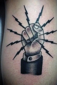小腿黑色手与闪电标志纹身图案
