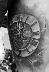 小小的黑色时钟手臂纹身图案