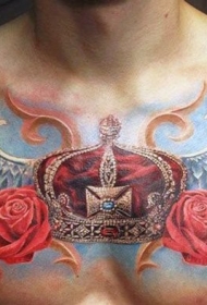 胸部美丽的彩色皇冠与翅膀和玫瑰纹身图案
