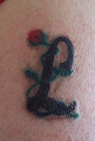 黑色简约小玫瑰和首字母纹身图案