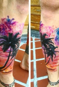 腿部彩色大棕树与夜间天空纹身