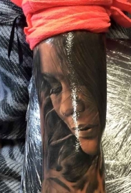 手臂新流派彩色艳女肖像纹身图片