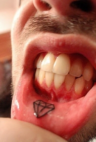 嘴唇内侧美丽的钻石纹身图案