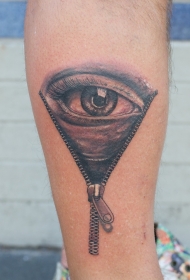 手臂上的逼真眼球和拉链纹身图案