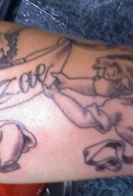 手臂两个小天使字母纹身图案