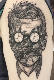 大臂超现实主义风格黑色男子和太阳眼镜纹身图案