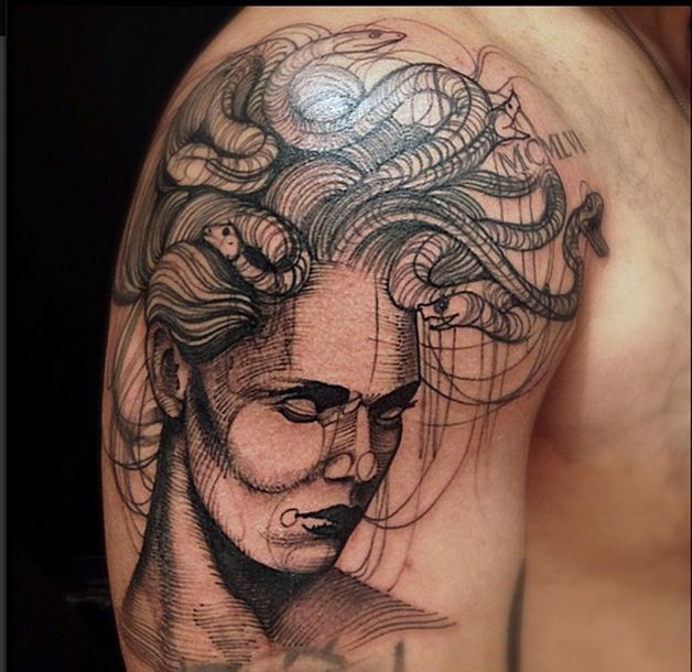 大臂雕刻风格黑色的美杜莎头像纹身图案