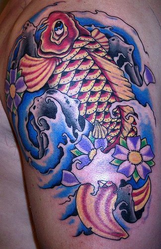 手臂彩色的鲤鱼和浪花纹身图案