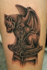 绕颈链的石像鬼纹身图案