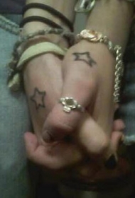 手部简约的五角星情侣纹身图案