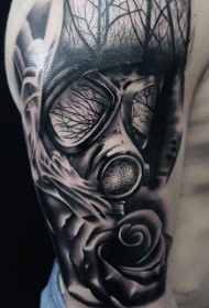 大臂黑色写实风格防毒面具和玫瑰花纹身图案
