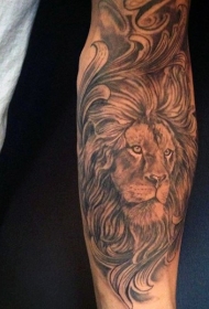 手臂黑灰风格的狮子头纹身图案