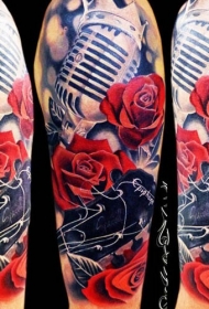 肩部现代传统风格的彩色麦克风与玫瑰花纹身