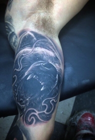 小腿令人害怕的熊头纹身图案