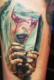 彩色写实风格毛骨悚然女人纹身图案