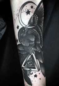 手臂独特的黑白乌鸦和月亮眼睛三角形纹身图案