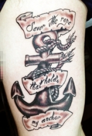 女生大腿上黑色素描海风创意船锚纹身图片