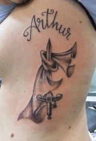 侧肋黑色斗篷和匕首字母纹身图案