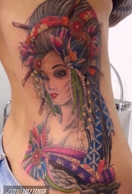 侧肋非常漂亮的彩色眼睛肖像纹身图案