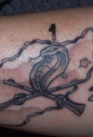 手臂黑棕色蛇和枪军事纹身图片