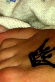 脚背黑色粗线条皇冠纹身图案