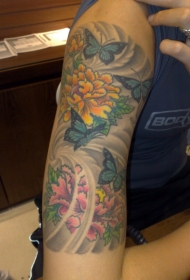手臂蝴蝶和牡丹花纹身图案