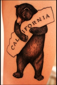 英文字母与棕熊纹身图案