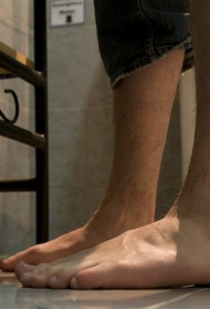 腿部黑色二进制代码纹身图片