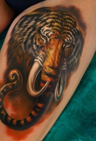 大腿逼真的半象半虎生物纹身图案