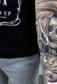 小臂非常逼真的黑色神秘骷髅与时钟纹身图案