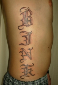 腰侧有趣的英文字母花体纹身图案