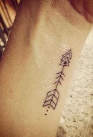 手腕简约黑色几何组合的箭头纹身图案