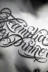 简单黑色花体字母胸部纹身图案