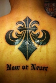 背部黑色的百合花纹章纹身图案