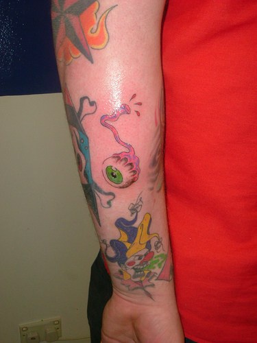 手臂上的绿色眼球纹身图案