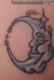 肩部彩色人性化的月亮纹身图片