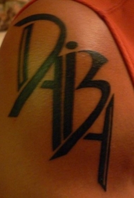 肩部黑色双向图文本字母纹身图案